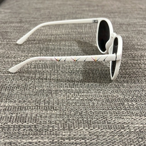 Neff Poppy Sunglasses - Picture 5 of 6